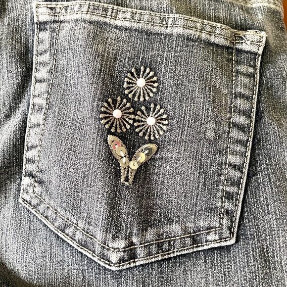 Jeans below the knee lenght with embelished applique. - Picture 6 of 7